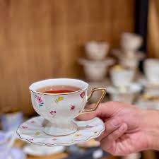 فنجان چایخوری چینی گلدار با دسته طلایی